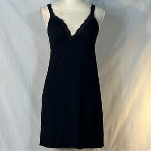 Honeydew Shortie Gown Black V Neck Lace Trim Cut Out Back Eye Hook Closure M